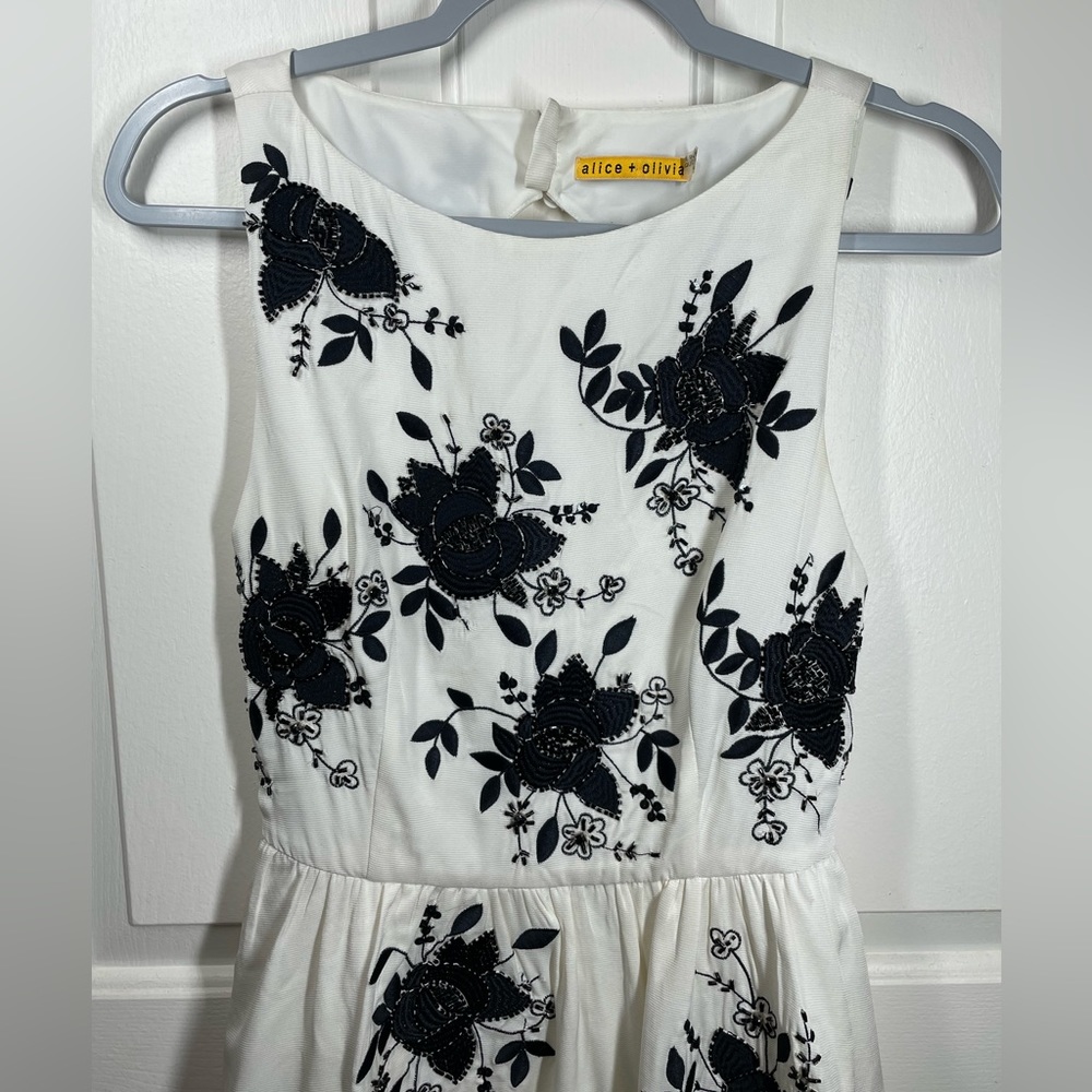 Alice+Olivia White Black Beaded Silk Dress Sz 4 - Picture 11 of 11
